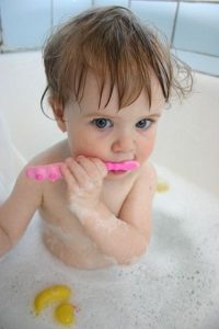 Когда ребенку пора уже чистить зубки