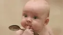 Как научить малыша самостоятельно кушать?