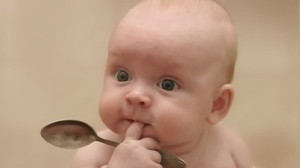 Как научить малыша кушать самостоятельно