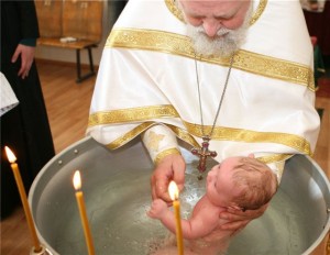Когда лучше крестить ребенка