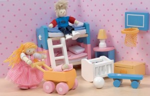 Нужна ли ребенку игрушечная мебель